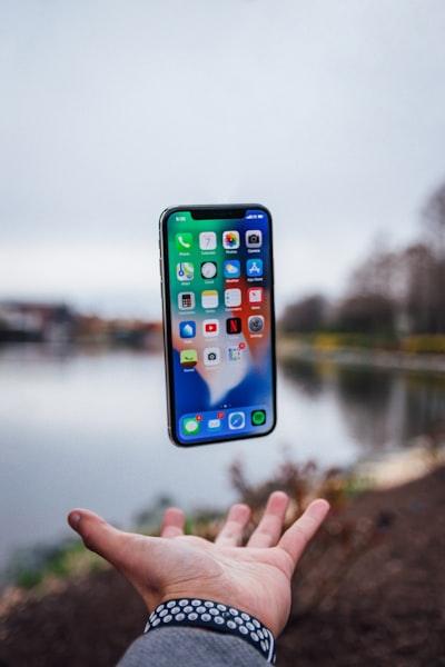 Warum hast du fünf Telefone? — Почему у тебя пять телефонов?