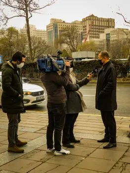 Tenacious reporters — Настойчивые репортеры