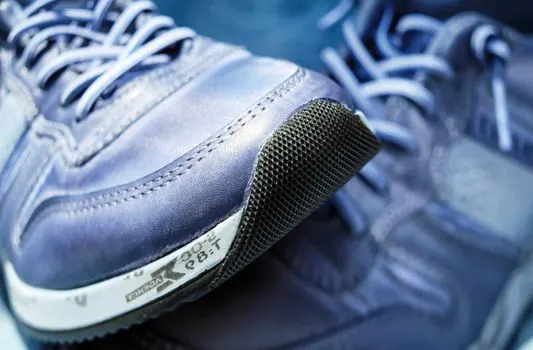 Sneaker — Кроссовки