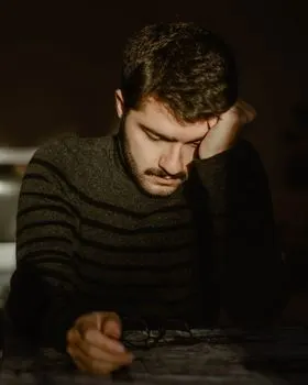 Šodien esmu mazliet nomākts. — Сегодня я немного подавлен.