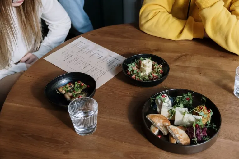 order takeout — заказать еду на вынос