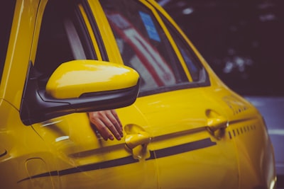 grab a taxi — поймать такси