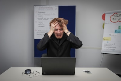 to stress — подчёркивать