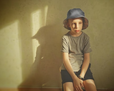 slouching — сутулясь