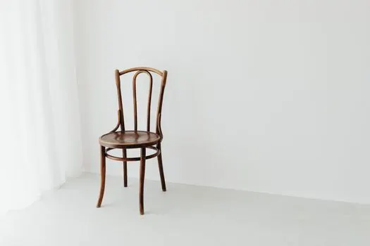 stolica — стул