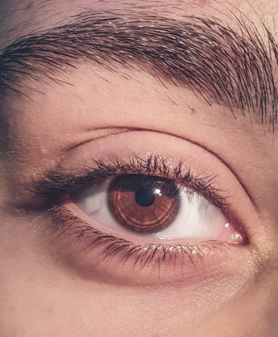 thin eyebrow — тонкая бровь