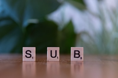 submitting — подавая