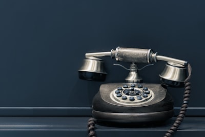 téléphoner pour — позвонить по поводу