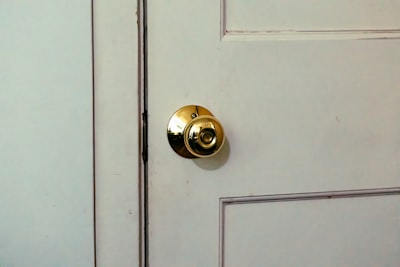 doorknob — дверная ручка