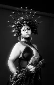 Be larger than life — экстравагантный