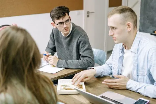 raise an issue regarding — поднять вопрос относительно