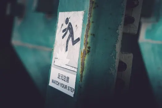 look out — осторожно
