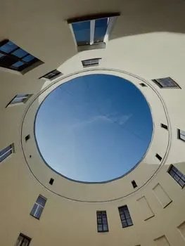 Glancing up — Взглянув вверх