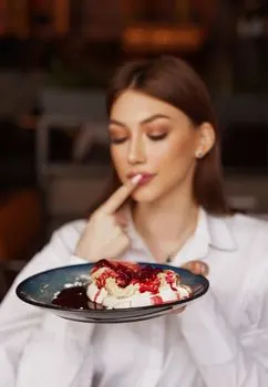 has a sweet tooth — питает слабость к сладкому.