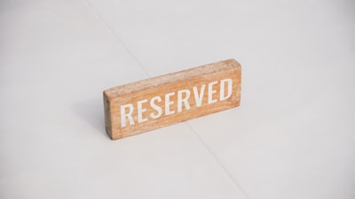 holding deposit — залог за бронирование