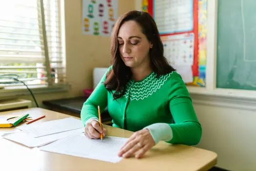 Be assessed by the teacher — Оценить работу может учитель.