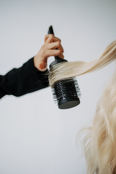 Bristle the hair — поднимать волосы дыбом