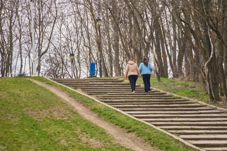 Takes big strides — делает большие шаги