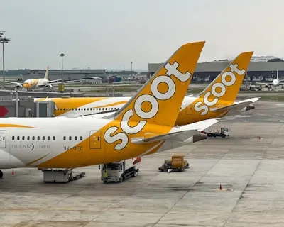 scoot — подвинуться