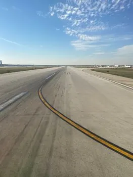 Airport runway — Взлетно-посадочная полоса аэропорта