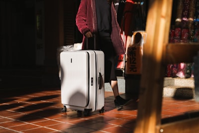 check luggage — сдать багаж