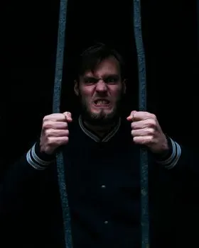 nasty piece of work — мерзкий тип
