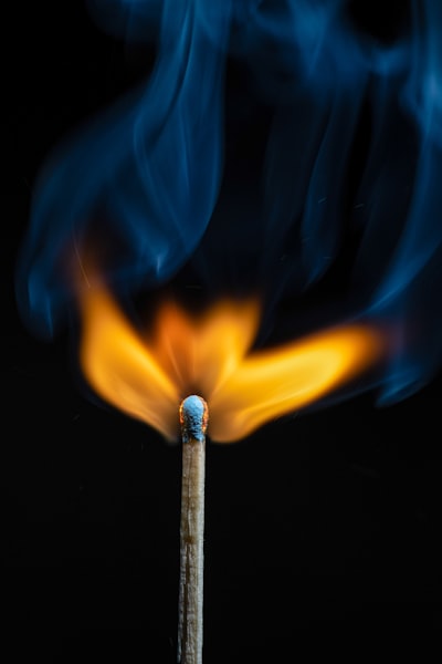 ignite — воспламенять