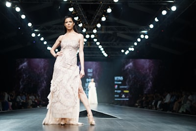 desfile de novias — показ свадебных платьев