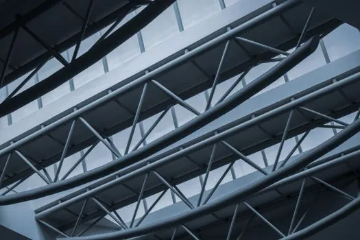 steel frame — стальная рама