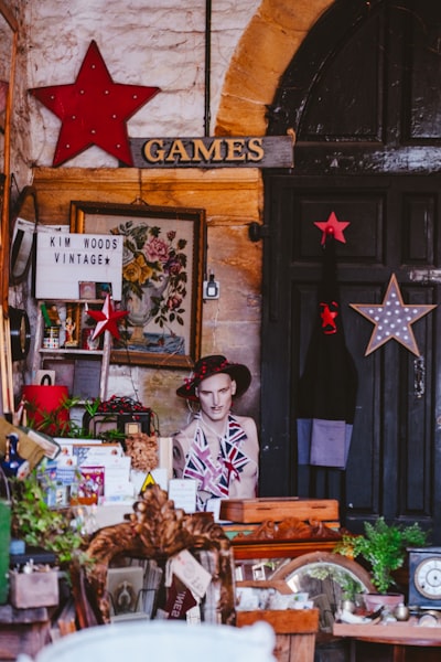 junk shop — лавка старьёвщика