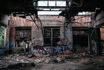 derelict — заброшенный