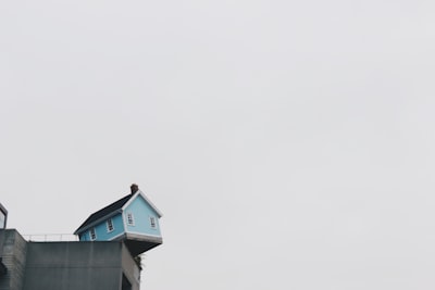 precarious — шаткий