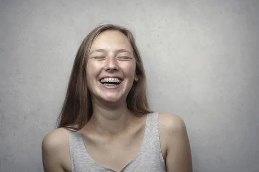 Keep a straight face — Сохраняйте невозмутимое выражение лица.
