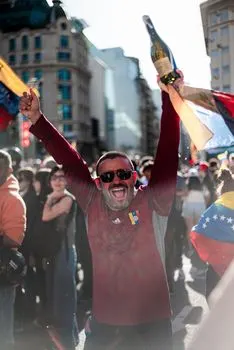 momentous — судьбоносный