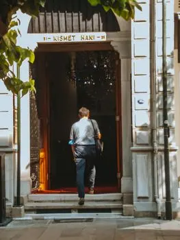 u sobu — в комнату