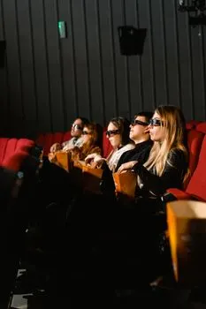 ins Kino — в кино