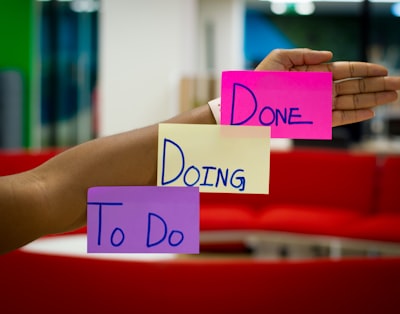 responsable de la tarea — ответственный за задачу