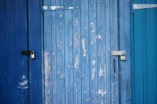 Lock up — запереть