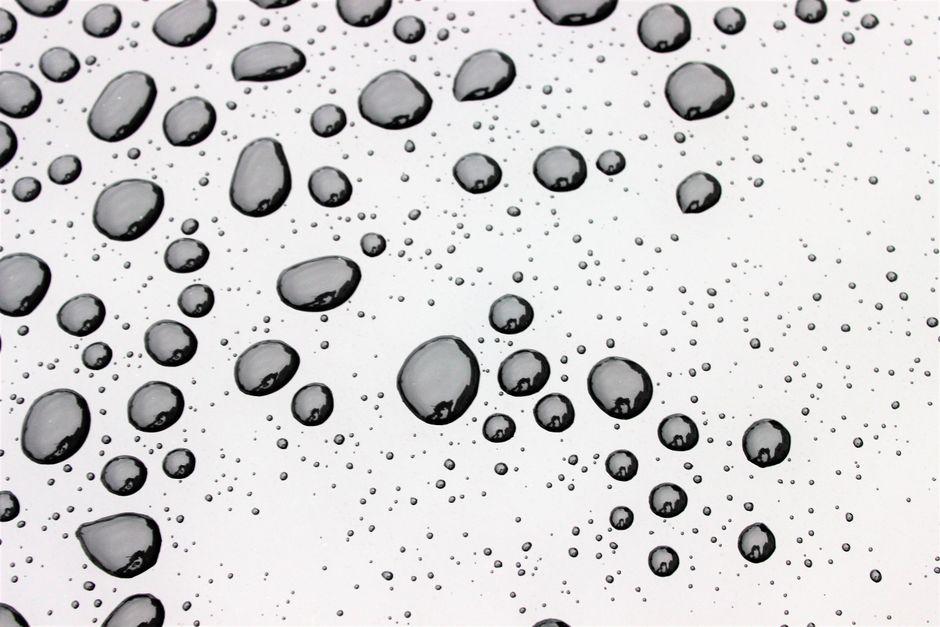 Spraying spittle — брызжа слюной