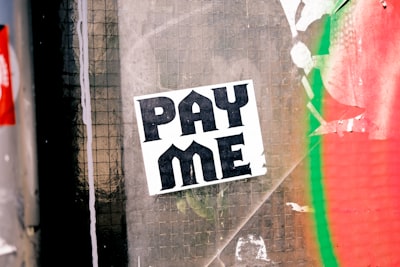 Pay compliment — сделать комплимент