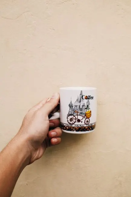 tomar un café — выпить кофе