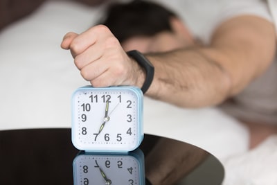To hit the snooze button — нажать на отсрочку будильника