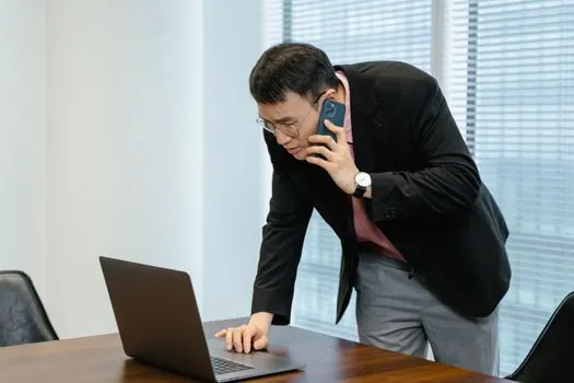 Put a call in to someone — позвонить кому-нибудь