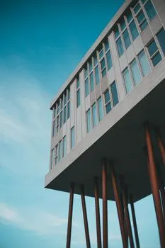 stâlpul — столб