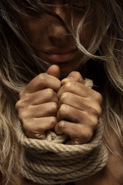 Tied — завязанный