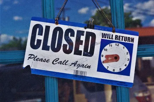 Reopens — Возобновляет работу
