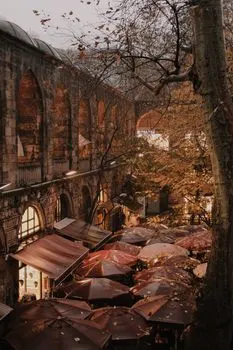 Market on the brown landscape — Рынок на коричневом пейзаже