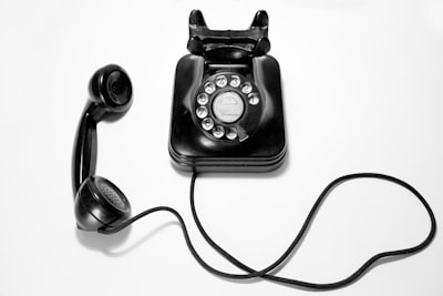 un téléphone — телефон