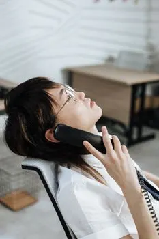 be on hold — быть на удержании