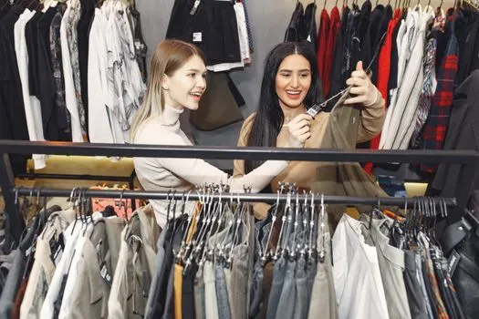 be into fashion — увлекаться модой